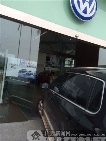 һ����ɫsuv����4s���ſڣ���ͷ���������˵��档����������ʵϰ�� ��˼�� �� һ����ɫsuv����4s���ſڣ���ͷ���������˵��档����������ʵϰ�� ��˼�� ��