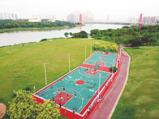 南宁市持续打造群众体育健身场所,在邕江沿岸建设球场、步道等设施。“百里秀美邕江户外体育旅游大会”将在邕江沿岸举行。记者梁枫 摄