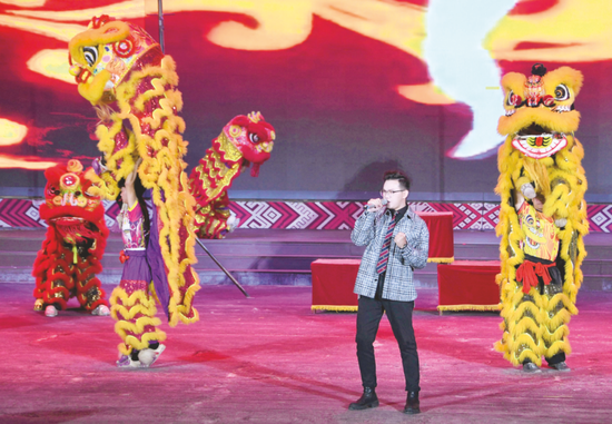 2022年桂—粤港澳群众文化活动周开幕式晚会在民歌湖大舞台上演,精彩文艺演出引人入胜。记者潘浩 摄