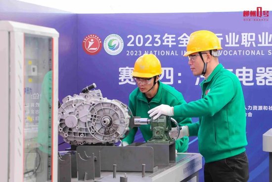 2023年全国行业职业技能竞赛——第三届全国新能源汽车关键技术技能大赛在柳州举办,一等奖获得者正在比赛。(资料图片)