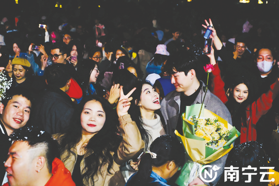 新年到来,现场一片欢腾。记者 宋延康 摄