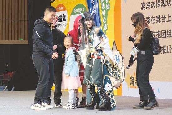 越南知名coser与观众互动