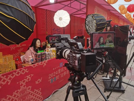 “佼佼街”现场,电商主播直播推广销售玉林牛腩粉、牛巴等玉林特色农副产品。