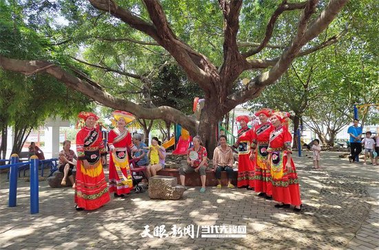 爱好唱歌的覃菊艳退休后加入了广西山歌协会。图为覃菊艳与台村山歌队队员在当地说唱移风易俗