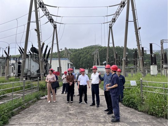 在广西铁合金有限责任公司,驻来宾市工作队与来宾供电局详细了解企业在抢修工作方面的最新动态。