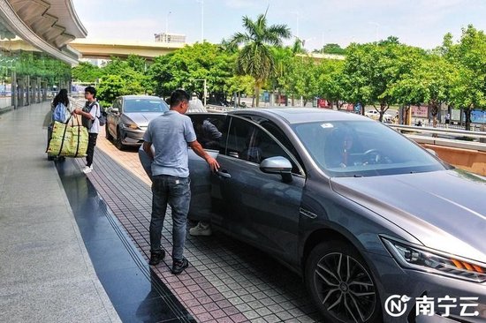 网约车把乘客送达埌东汽车站。(黄维业 摄)