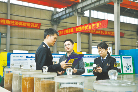 南宁市市场监管局经开分局工作人员深入企业开展知识产权保护直通车服务。 (何正君 摄)