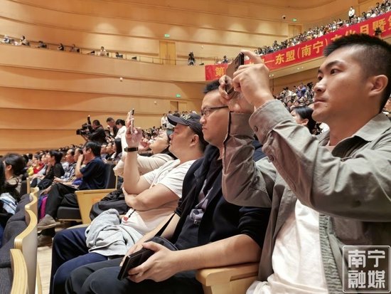 网络名人参加第十三届中国—东盟(南宁)音乐周开幕式。李慧婷 摄