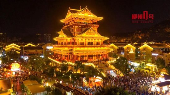 夜幕下,窑埠古镇龙城阁人头涌动(资料图片)