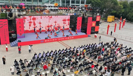 1月26日,首届玉林市“佼佼街”迎春花事在玉林市江南公园广场开幕。