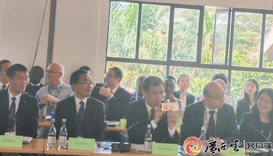 自治区生态环境厅厅长陈亮(第一排中)在主题边会介绍漓江。自治区生态环境厅供图