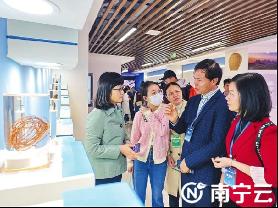 客商代表在自治区药品检验研究院参观考察。记者黄运明 摄
