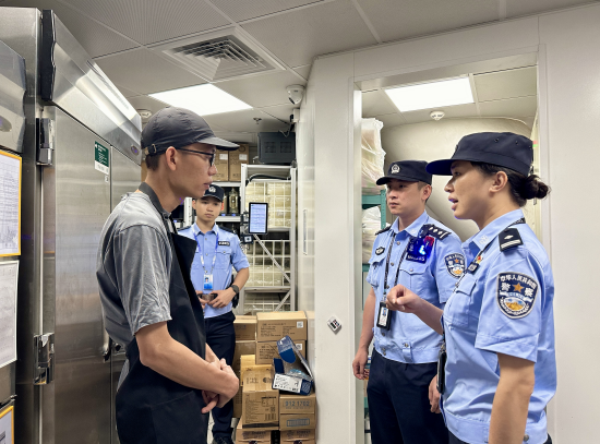 机场派出所民辅警检查航站楼驻场商铺。拍摄者:杨子杰