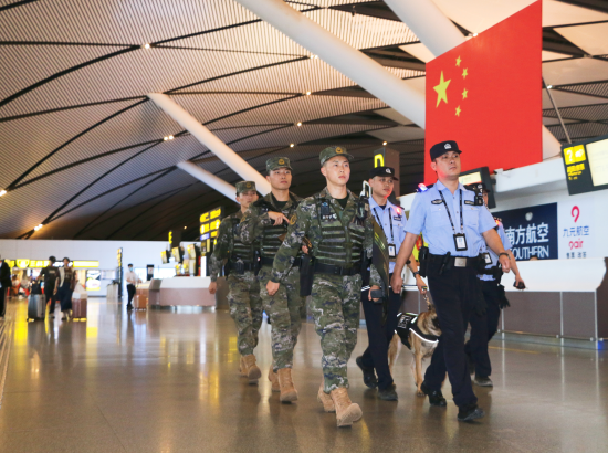 机场派出所民辅警联合驻场武警开展联勤武装巡逻。拍摄者:黎军梅