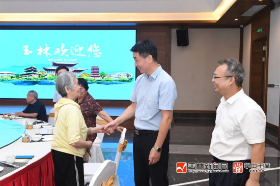 2023年10月5日,玉林市委书记王琛邀请部分回归玉商玉工及眷属在玉林参加恳谈会,与大家见面畅叙。这是玉林首次举办这样的恳谈会。图为王琛与回归玉商玉工的眷属代表亲切交谈。(陈伟平 摄)