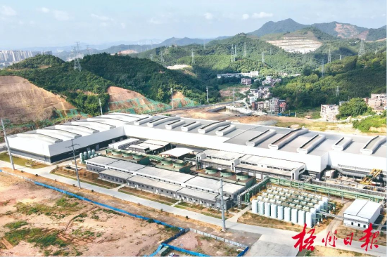 8月15日,位于长洲不锈钢制品产业园区内的梧州永达钢铁集团新建厂房令人眼前一亮。(杨扬/摄)