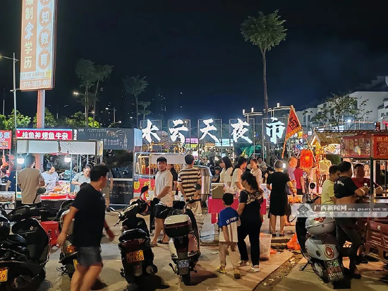 每当夜幕降临、华灯初上,水云天夜市便热闹起来。(梁馨予/摄)