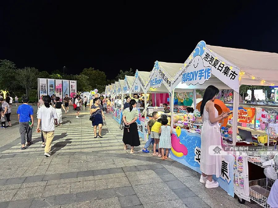 集市里琳琅满目的商品让人目不暇接。(梁馨予/摄)