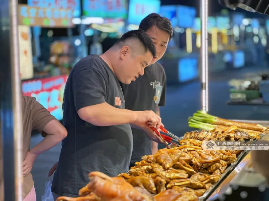 市民在夜市里挑选喜爱的吃食。(梁馨予/摄)