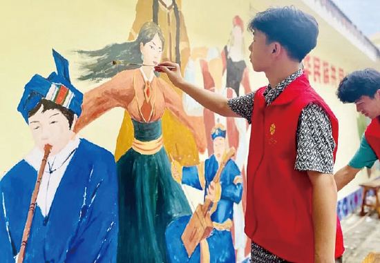 在山心镇石柜村,大学生志愿者手拿画笔,在一面面旧墙上精心作画。