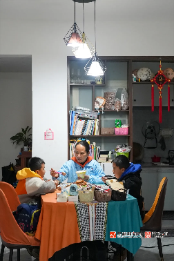 玉工陈娆回到家乡兴业县后,不仅方便照顾老人、小孩,还在家门口找到了一份称心的工作,终于有了家的感觉。(钟勇 摄)